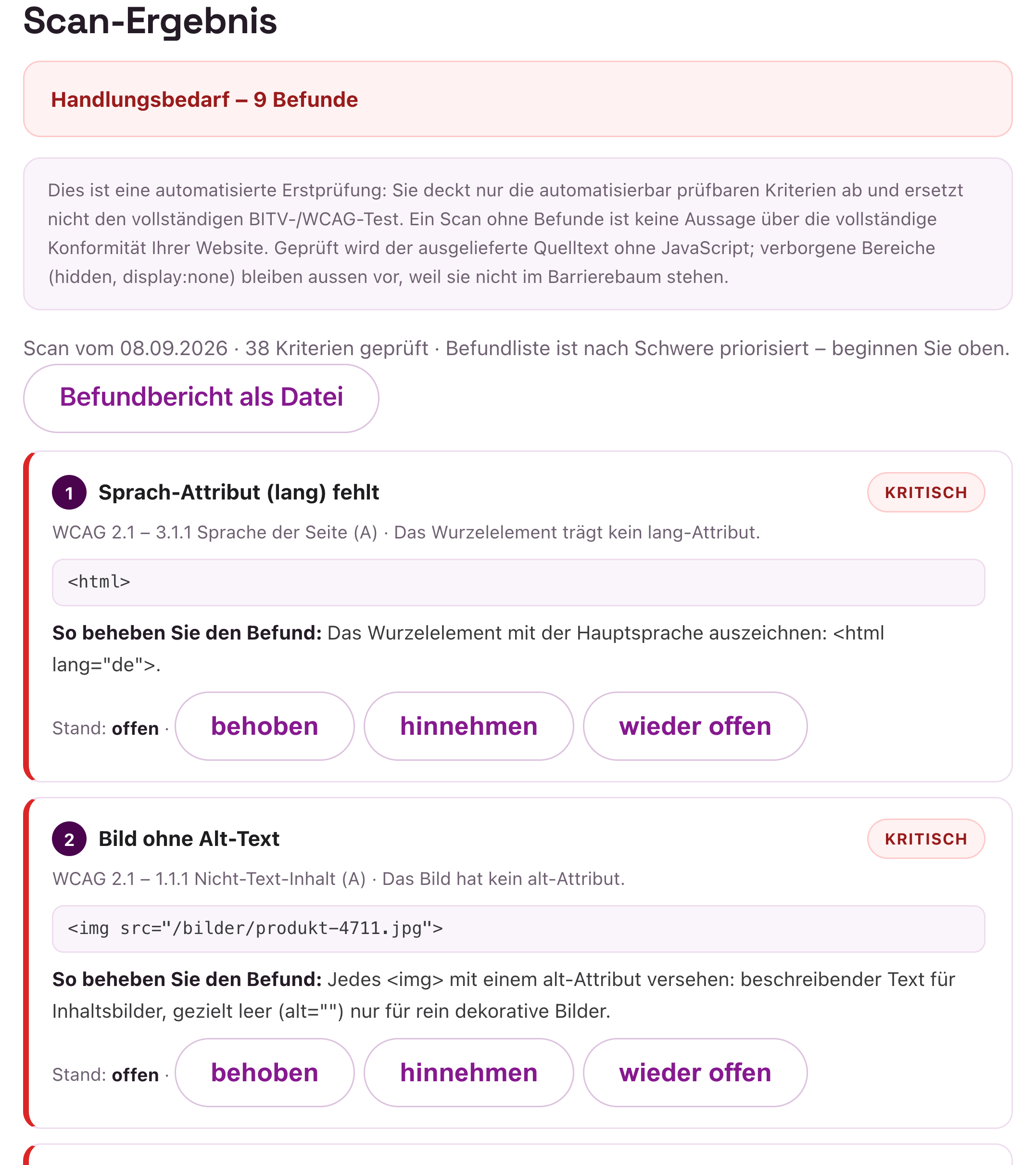 Scan-Ergebnis in BarriereRadar für eine Kassenseite: rotes Urteil mit mehreren kritischen Befunden, darunter der Hinweis, dass die automatisierte Erstprüfung den vollständigen BITV-/WCAG-Test nicht ersetzt. Sichtbar sind die beiden ersten Befunde – fehlendes Sprach-Attribut und ein Bild ohne Alt-Text –, jeweils mit WCAG-Kriterium, Fundstelle im Quelltext und Anleitung zur Behebung.