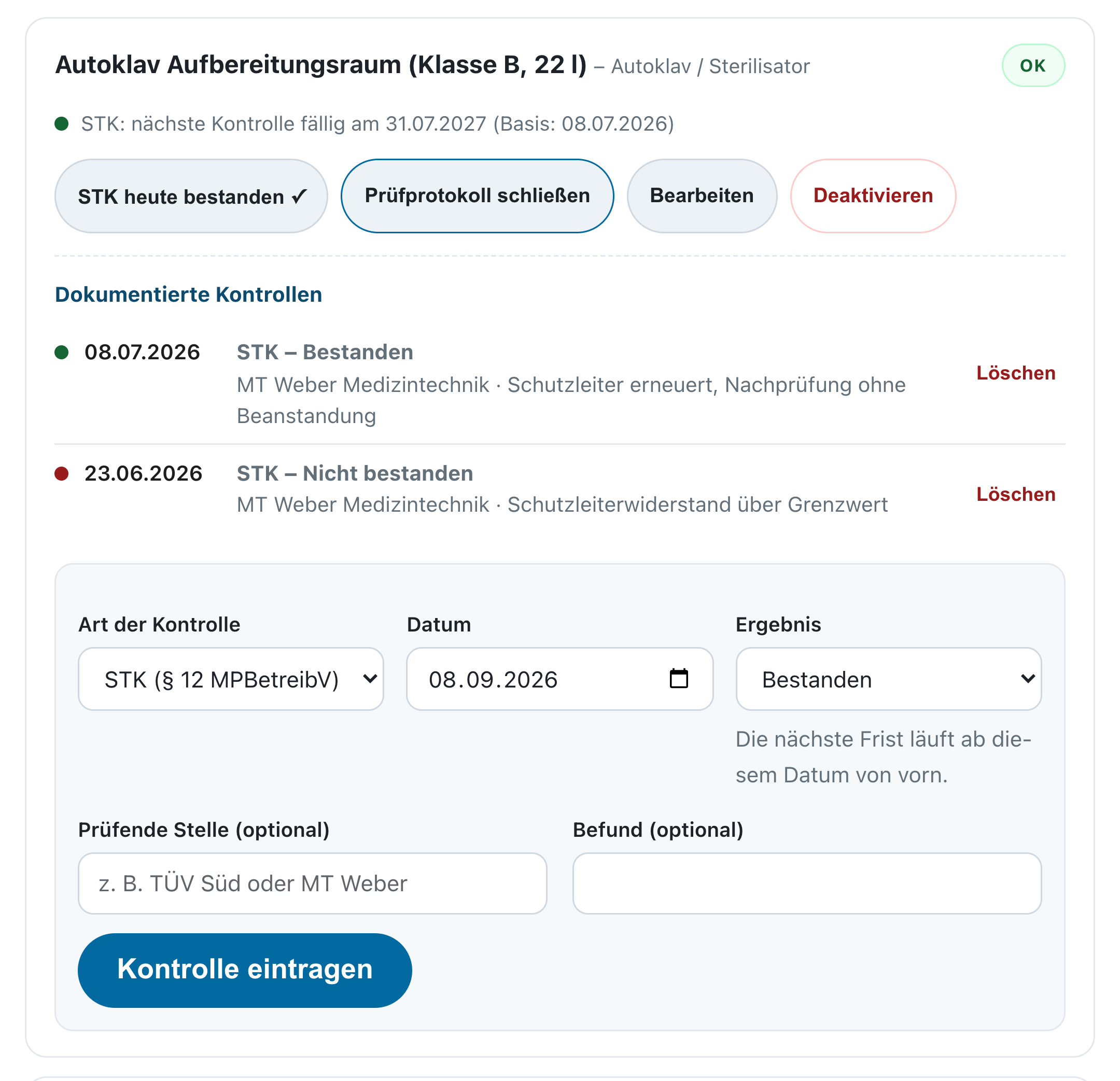 Geräteakte eines Autoklaven in PraxisPilot: zwei dokumentierte Kontrollen untereinander, die bestandene Nachprüfung und darunter die nicht bestandene, je mit Datum, prüfender Stelle und Befund.